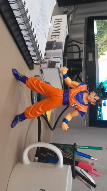 Foto de un comprador: Figura de Dragon Ball Z de 15 a 18 cm: Goku, Vegeta y Ten Shin Han