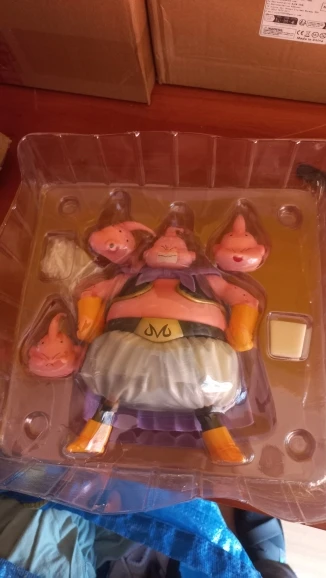 Foto de un comprador: Figura de Majin Buu de 20 cm con 4 cabezas de Dragon Ball Z