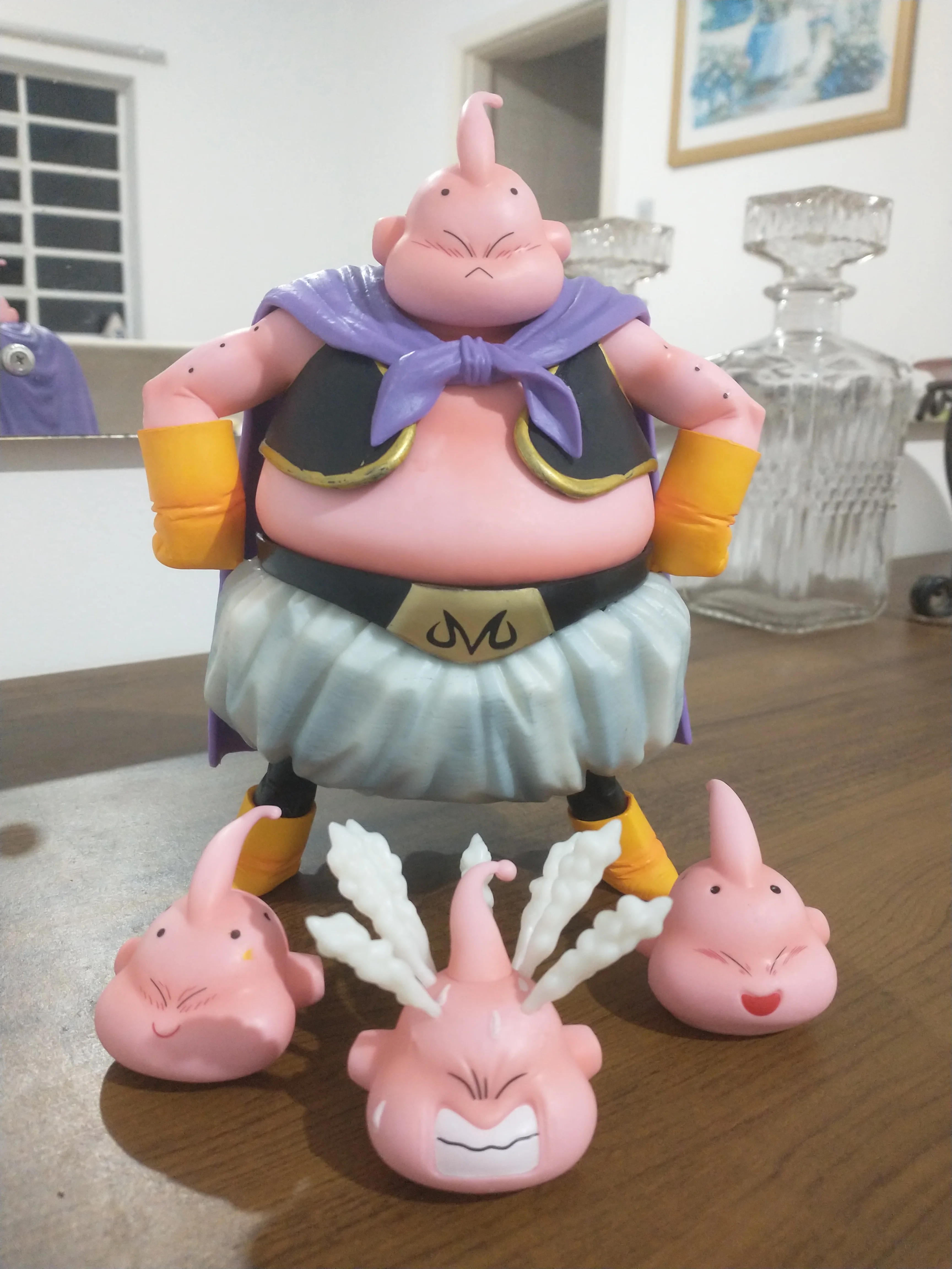Foto de un comprador: Figura de Majin Buu de 20 cm con 4 cabezas de Dragon Ball Z