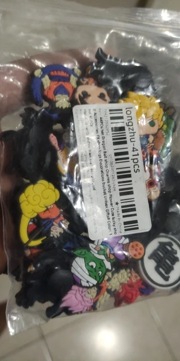 Foto de un comprador: 41 dijes para zapatos de Dragon Ball: set de 41 piezas