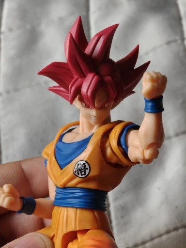 Foto de un comprador: Figura articulada de Super Saiyan God Goku con aura y 3 rostros