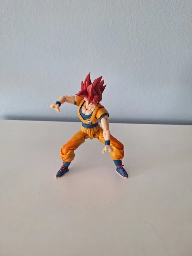 Foto de un comprador: Figura articulada de Super Saiyan God Goku con aura y 3 rostros