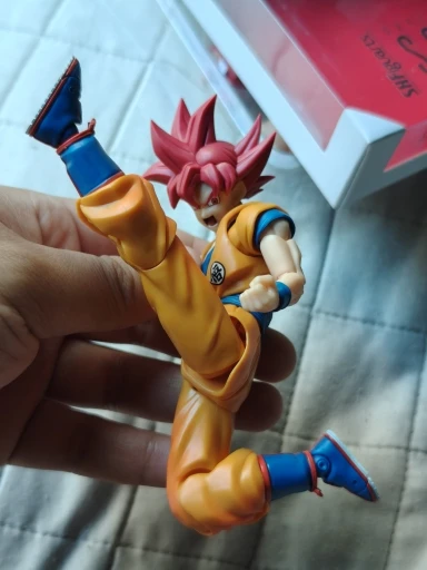 Foto de un comprador: Figura articulada de Super Saiyan God Goku con aura y 3 rostros