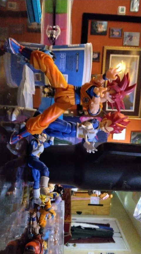 Foto de un comprador: Figura articulada de Super Saiyan God Goku con aura y 3 rostros