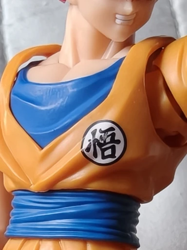 Foto de un comprador: Figura articulada de Super Saiyan God Goku con aura y 3 rostros