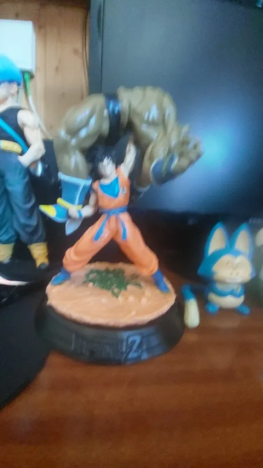 Foto de un comprador: Figura de acción de Son Goku de Dragon Ball para escritorio