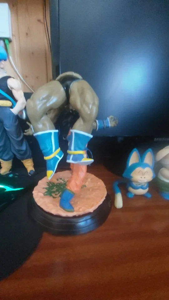 Foto de un comprador: Figura de acción de Son Goku de Dragon Ball para escritorio