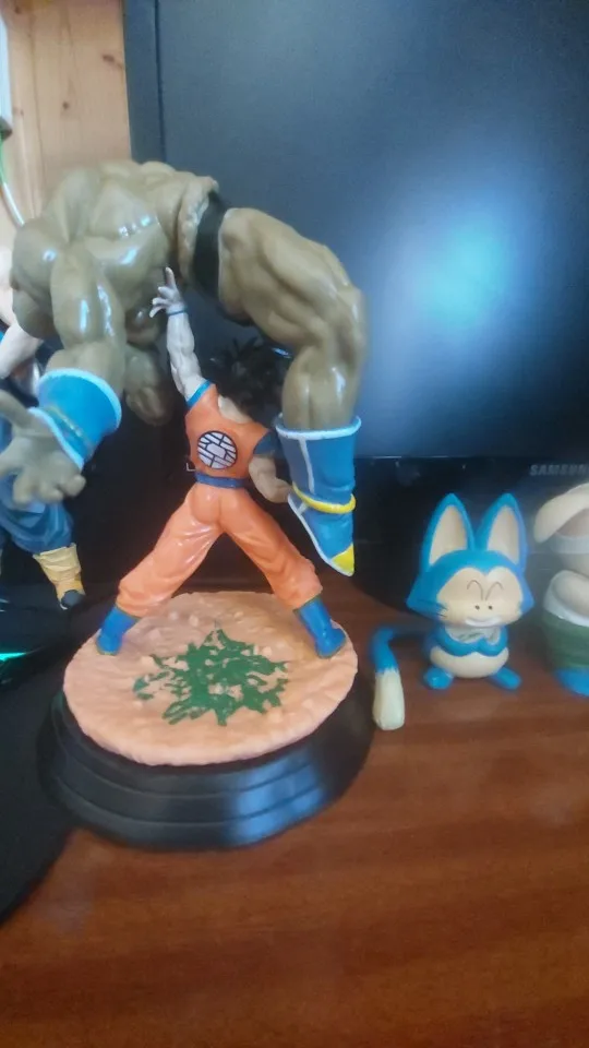 Foto de un comprador: Figura de acción de Son Goku de Dragon Ball para escritorio