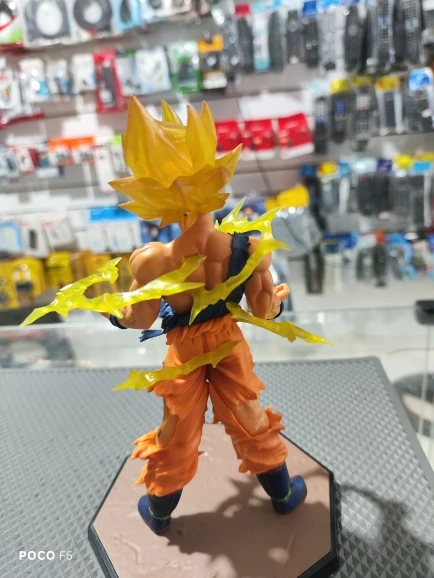 Foto de un comprador: Figura de Son Goku Super de Dragon Ball de 16 cm con base y rayos