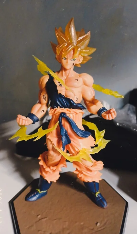 Foto de un comprador: Figura de Son Goku Super de Dragon Ball de 16 cm con base y rayos