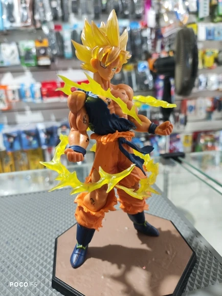 Foto de un comprador: Figura de Son Goku Super de Dragon Ball de 16 cm con base y rayos
