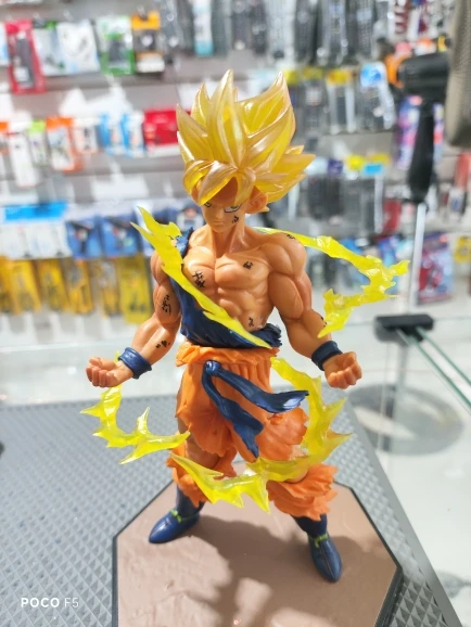 Foto de un comprador: Figura de Son Goku Super de Dragon Ball de 16 cm con base y rayos