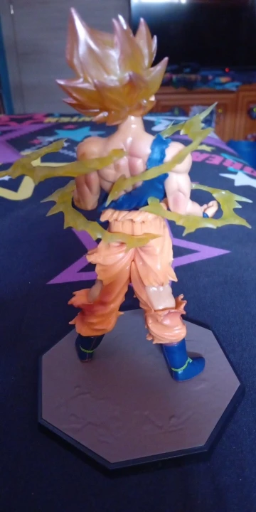 Foto de un comprador: Figura de Son Goku Super de Dragon Ball de 16 cm con base y rayos