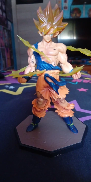 Foto de un comprador: Figura de Son Goku Super de Dragon Ball de 16 cm con base y rayos