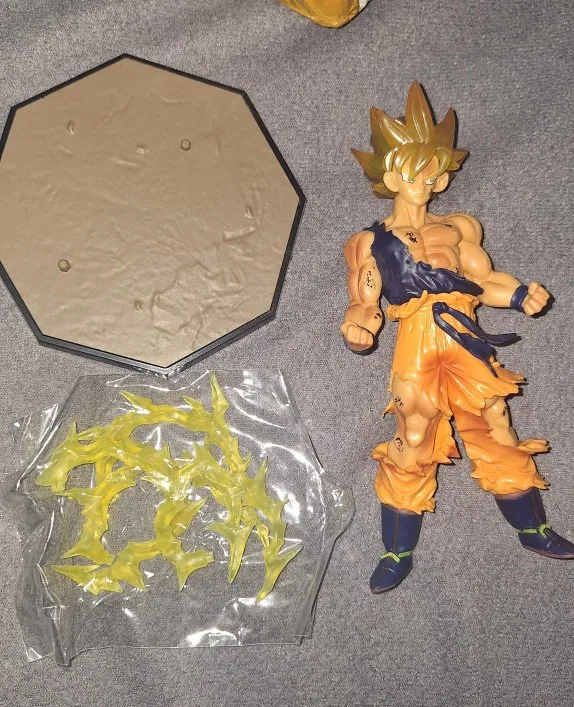 Foto de un comprador: Figura de Son Goku Super de Dragon Ball de 16 cm con base y rayos