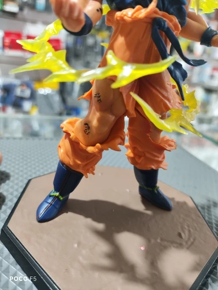 Foto de un comprador: Figura de Son Goku Super de Dragon Ball de 16 cm con base y rayos