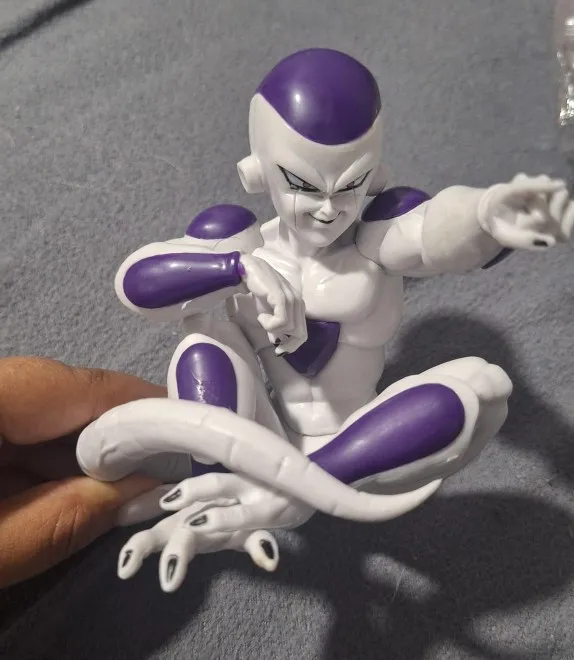 Foto de un comprador: Figuras de Anime Dragon Ball Z de Freezer sentado para colección