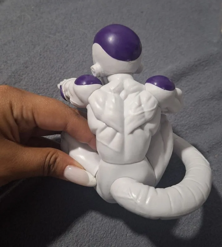 Foto de un comprador: Figuras de Anime Dragon Ball Z de Freezer sentado para colección