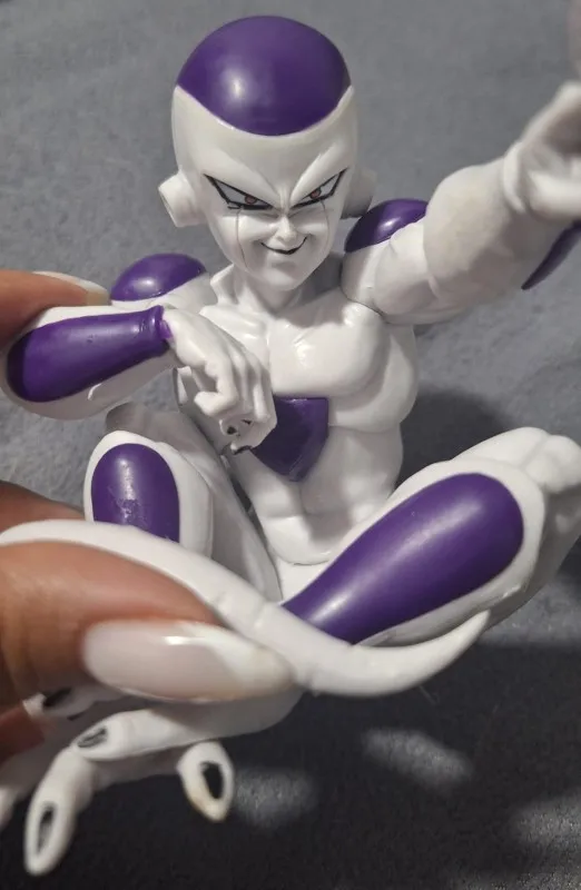 Foto de un comprador: Figuras de Anime Dragon Ball Z de Freezer sentado para colección