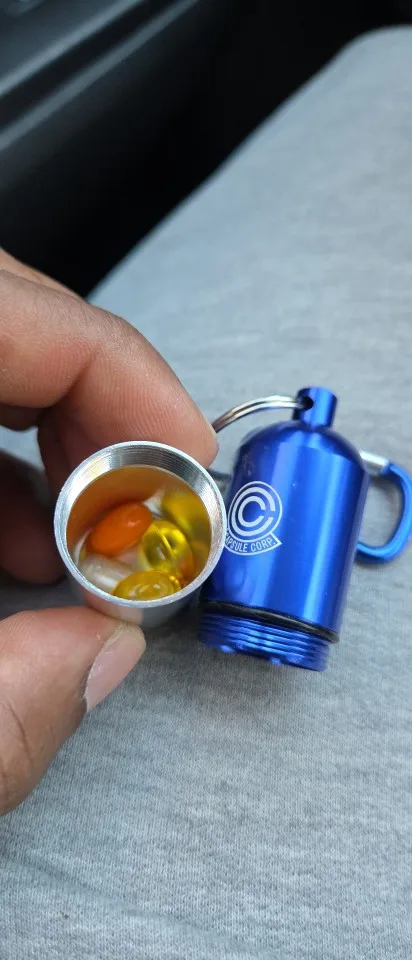 Foto de un comprador: Llavero de Dragon Ball de metal, organizador de pastillas portátil