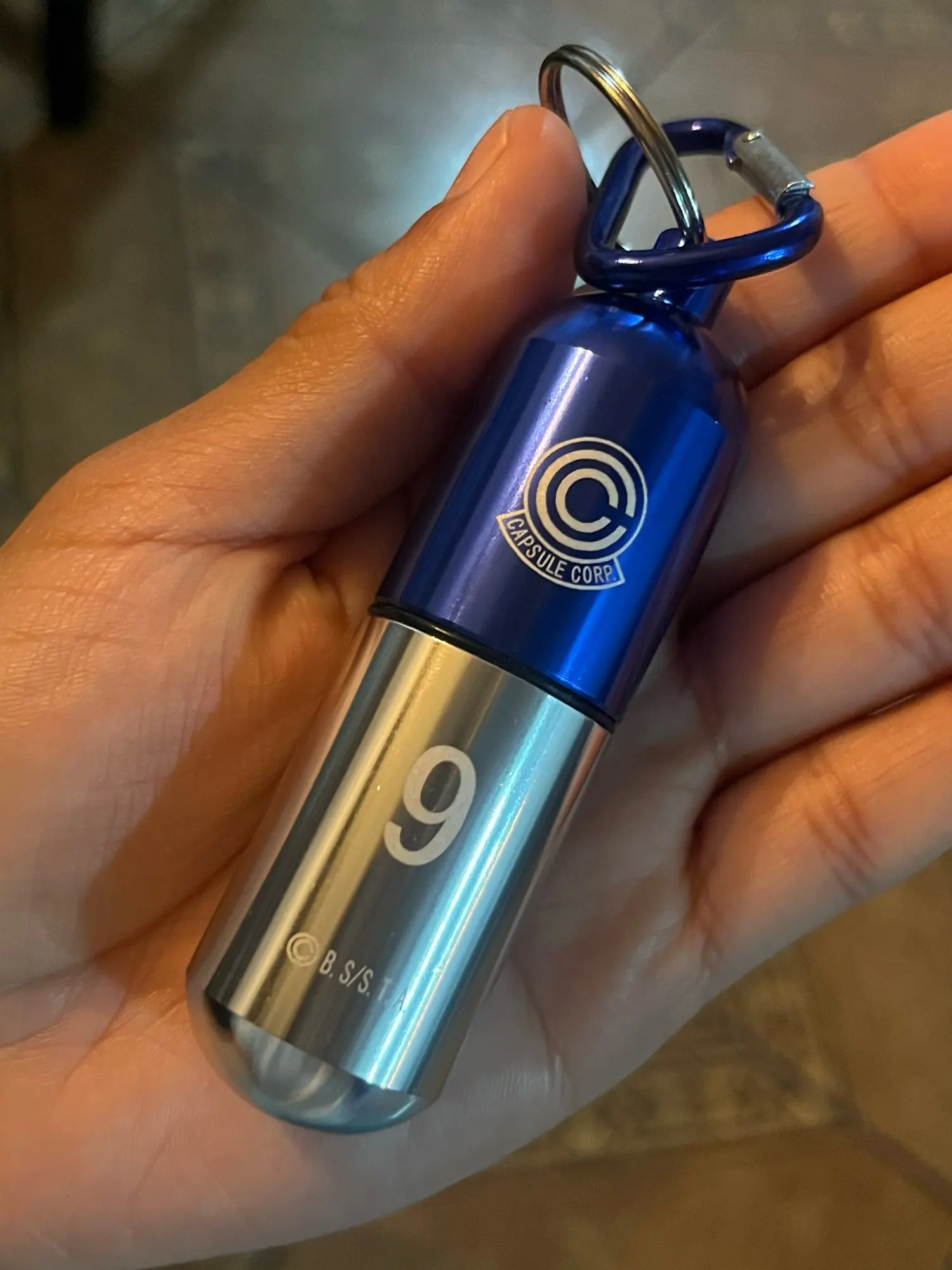 Foto de un comprador: Llavero de Dragon Ball de metal, organizador de pastillas portátil