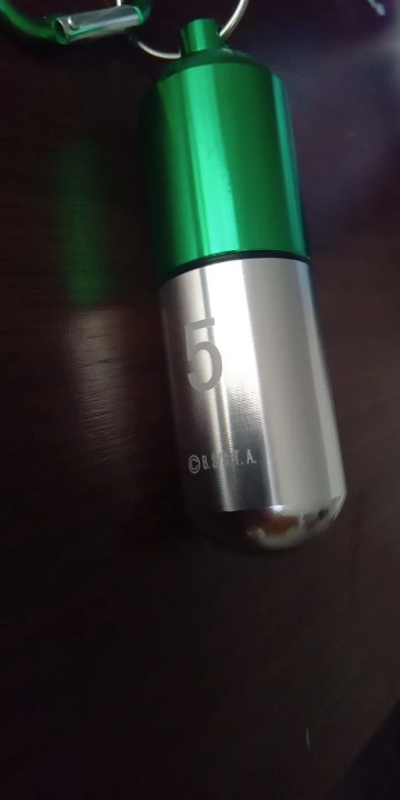 Foto de un comprador: Llavero de Dragon Ball de metal, organizador de pastillas portátil