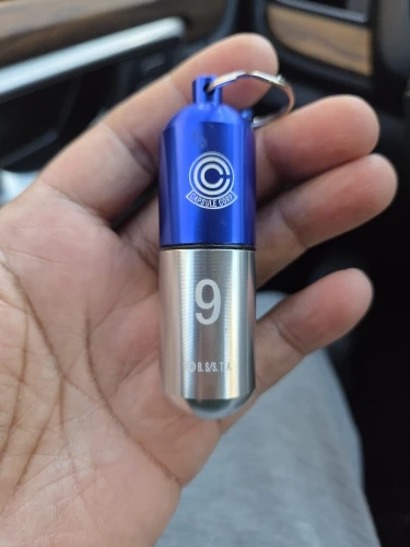 Foto de un comprador: Llavero de Dragon Ball de metal, organizador de pastillas portátil