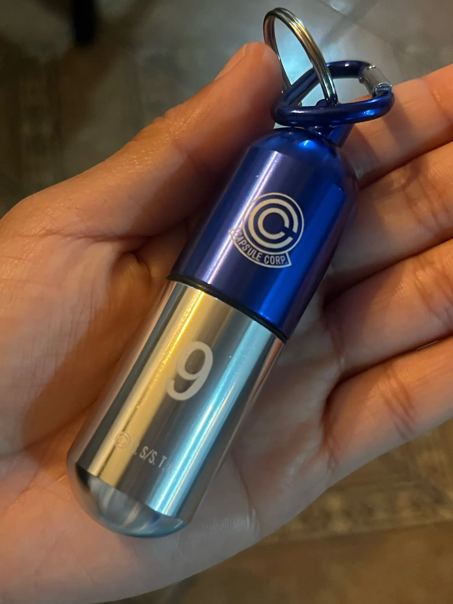 Foto de un comprador: Llavero de Dragon Ball de metal, organizador de pastillas portátil