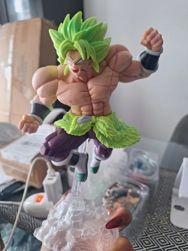 Foto de un comprador: Figura de Dragon Ball de Broly de 19,5 cm, pelo vibrante
