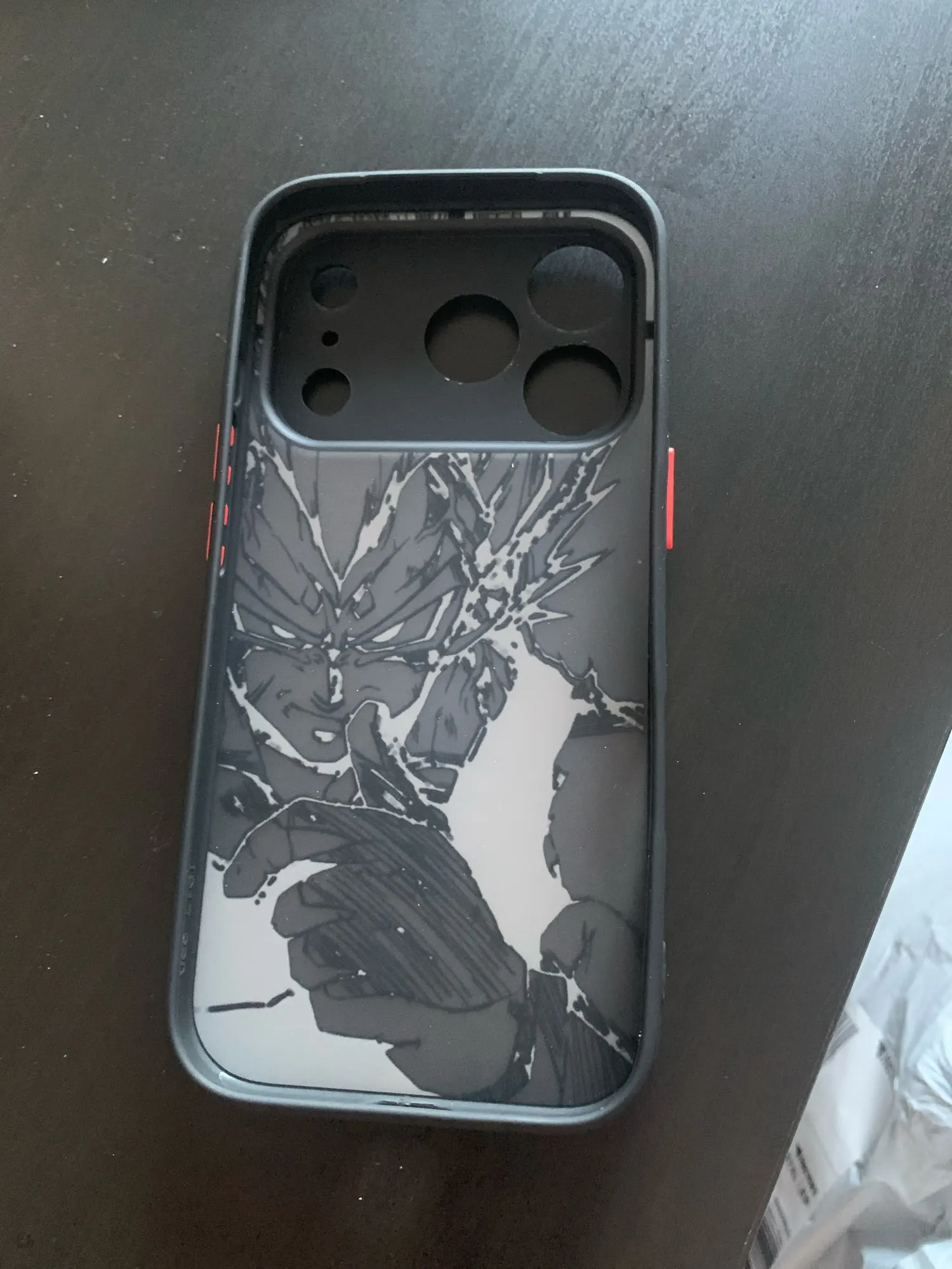 Foto de un comprador: Funda de celular Dragon Ball mate con borde negro para iPhone