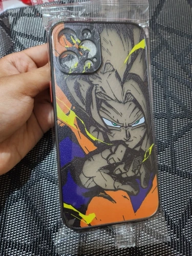 Foto de un comprador: Funda de celular Dragon Ball mate con borde negro para iPhone