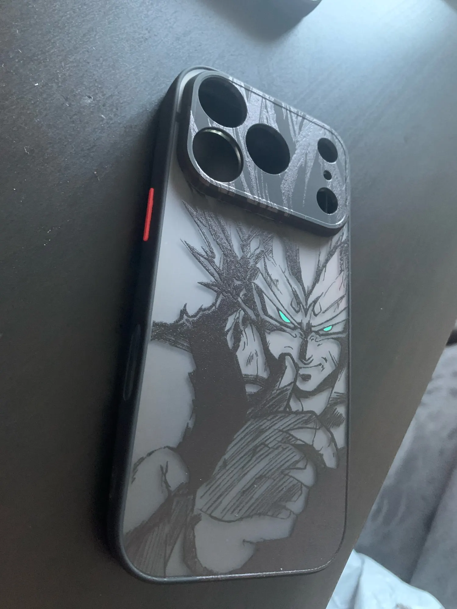 Foto de un comprador: Funda de celular Dragon Ball mate con borde negro para iPhone