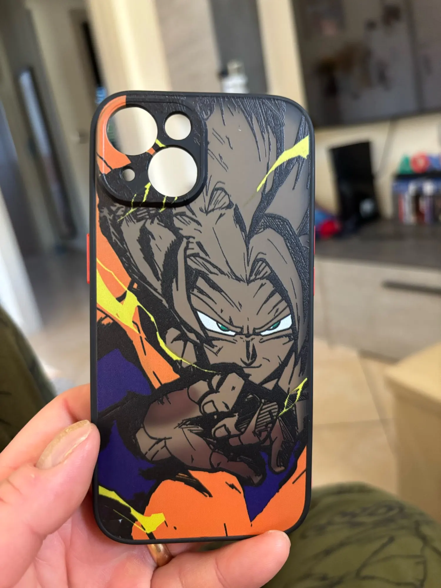 Foto de un comprador: Funda de celular Dragon Ball mate con borde negro para iPhone