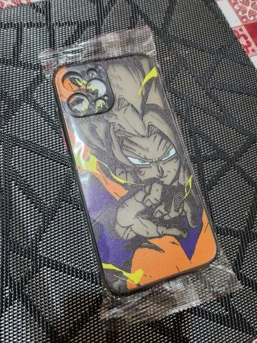 Foto de un comprador: Funda de celular Dragon Ball mate con borde negro para iPhone